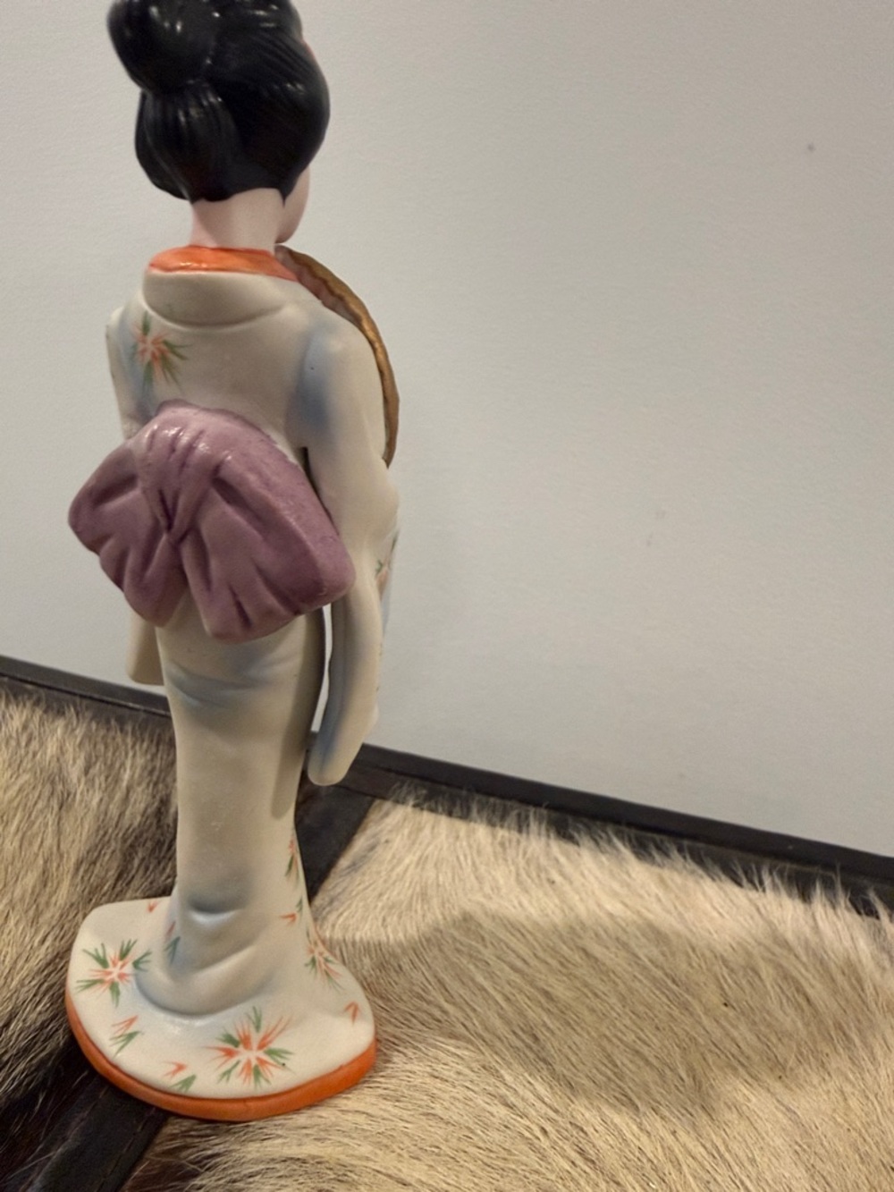 Small Hand-Painted Porcelain Geisha Figurine in White and Orange with Gold Fan - Picture 4 of 5